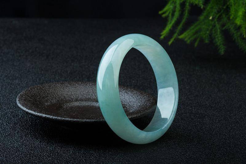 员工挪桌打碎百万玉镯老板：不用赔——一场